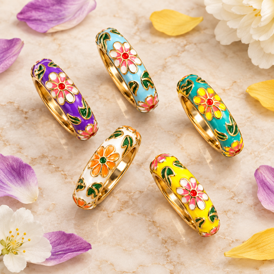 Bagues émail fleurs flat lay