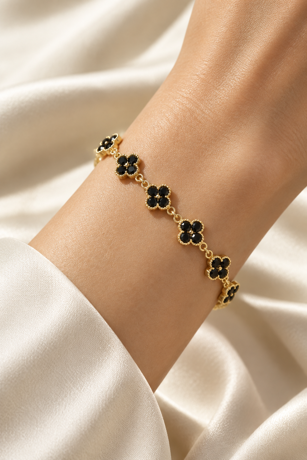 Bracelet zircons noirs soie