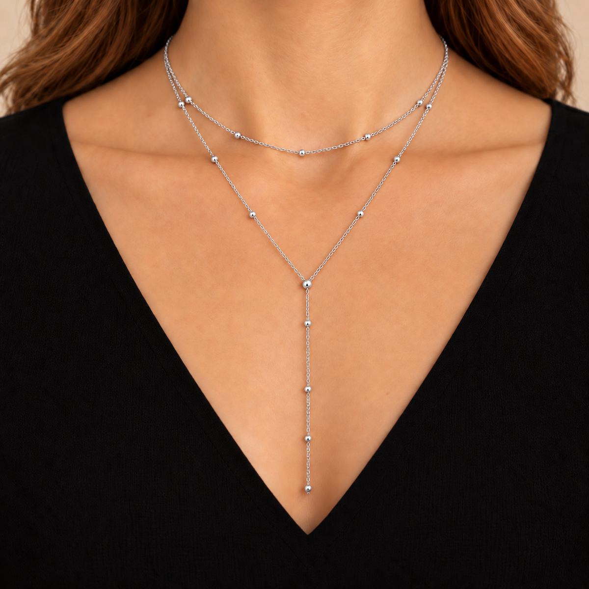 Stella — collier double rang argenté porté avec décolleté noir