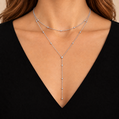 Stella — collier double rang argenté porté avec décolleté noir