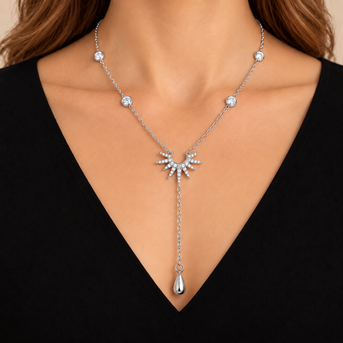 Stella — collier étoile argenté porté avec décolleté noir