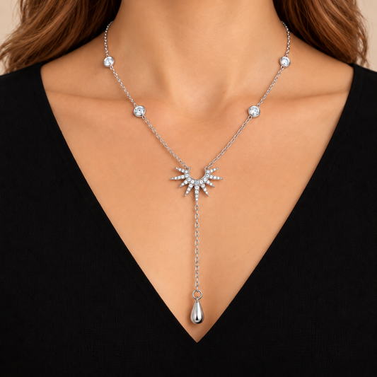 Stella — collier étoile argenté porté avec décolleté noir