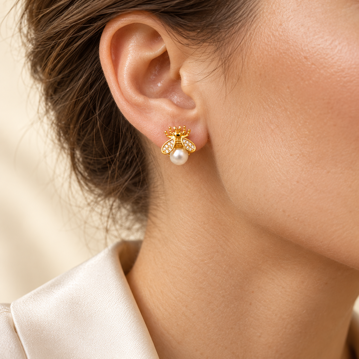 Boucle Mélia abeille et perle portée