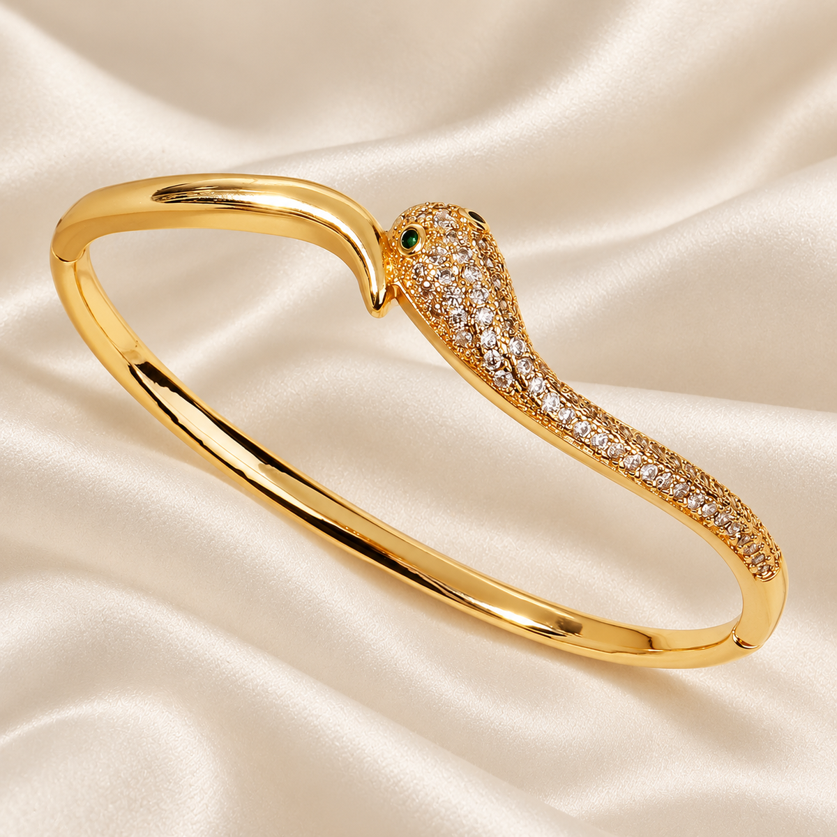 Bracelet Sélia Serpent — yeux verts sur satin ivoire