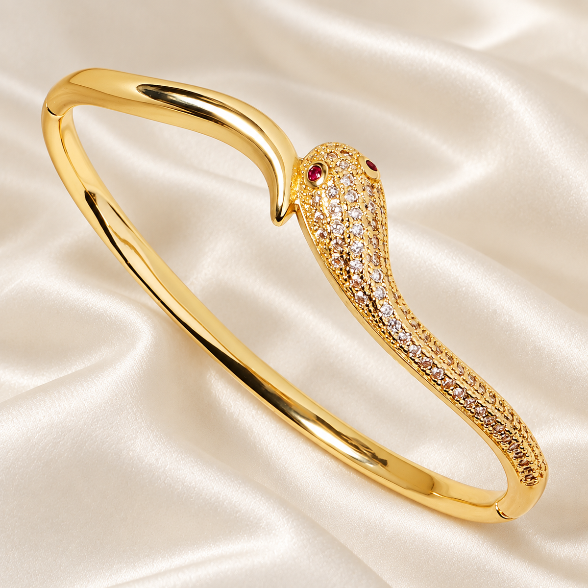 Bracelet Sélia Serpent — yeux rouges sur satin ivoire