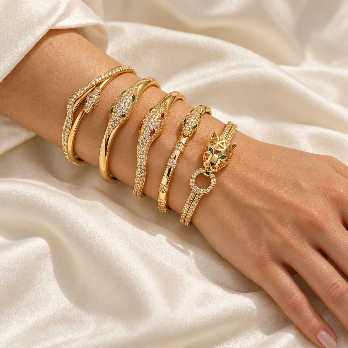 Les cinq modèles de bracelets Sélia portés ensemble
